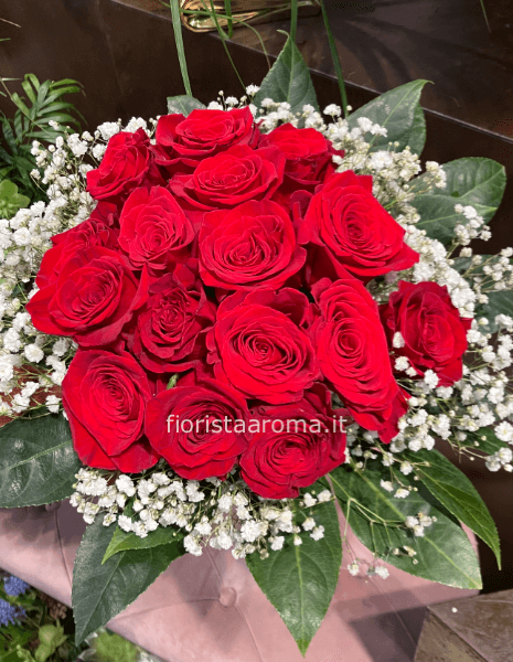 15 rose rosse con giro di nebbiolina
