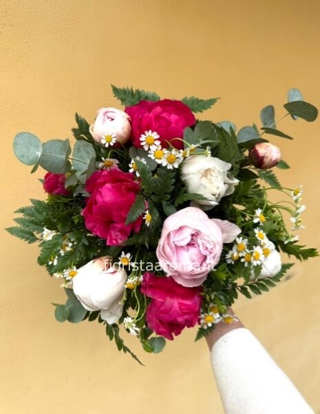 Bouquet di peonie mix e camomilla