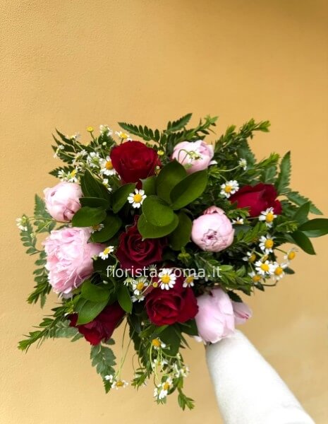 Bouquet peonie rosa e rose rosse